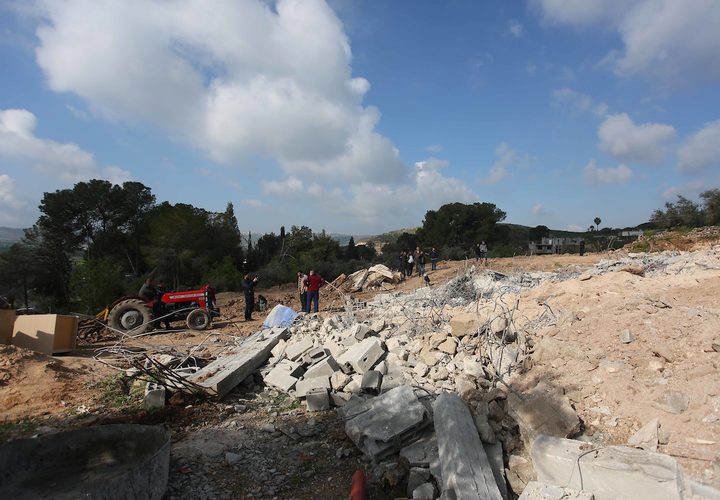 مواطنون يتفقدون أنقاض المنزل الذي  هدمه الاحتلال شمال نابلس