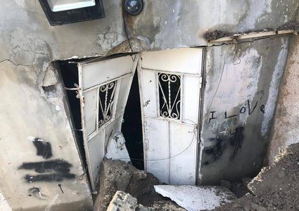 عائلة مقدسية في خطر نتيجة انهيارات أرضية بسبب حفريات الاحتلال