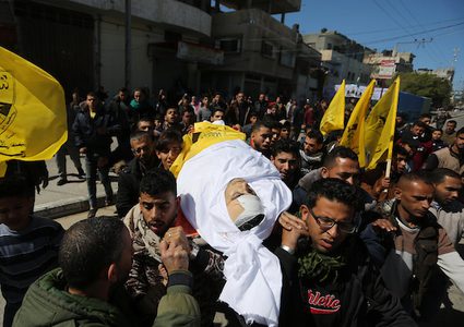 تشييع جثمان الشهيد تامر خالد عرفات الذي ارتقى أمس الجمعة، إثر إصابته برصاص قوات الاحتلال شرق محافظة جنوب قطاع غزة.