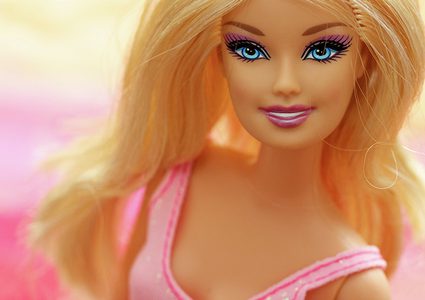 أشهر دمية في العالم تحتفل بعيد ميلادها الستين