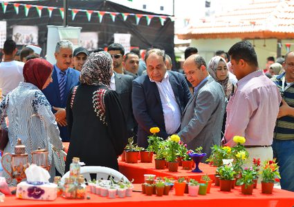 محافظ جنين يفتتح معرضا لمنتجات المرأة