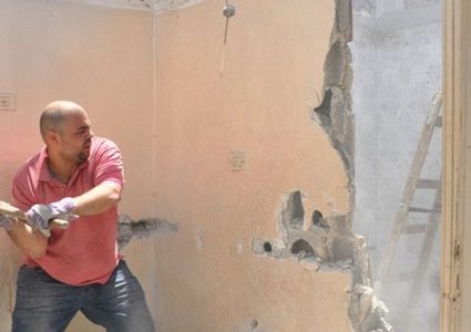 عائلتان فلسطينيتان تشرعان بهدم منزليها في القدس