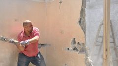 عائلتان فلسطينيتان تشرعان بهدم منزليها في القدس
