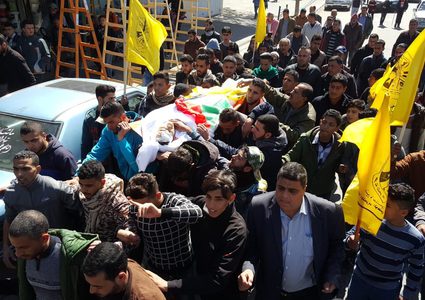 جماهير غفيرة تشيع جثمان الشهيد تامر عرفات في غزة