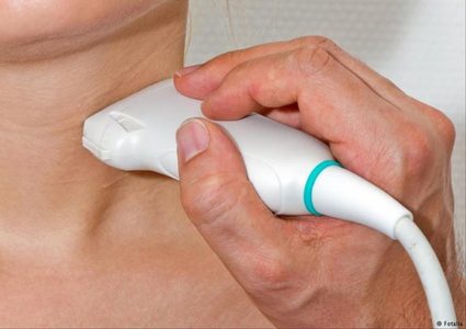 أعراض نشاط الغدة الدرقية.. أبرزها تساقط الشعر