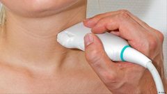 أعراض نشاط الغدة الدرقية.. أبرزها تساقط الشعر