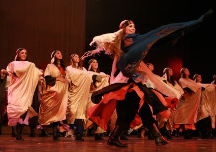 فرقة الفنون الشعبية تحتفل بعيدها الأربعين