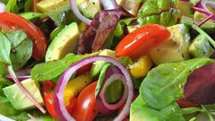 سلطة الأفوكادو والطماطم