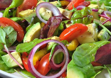 سلطة الأفوكادو والطماطم