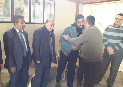 مواطنون يتوافدون لمنزل أحمد حلس في غزة