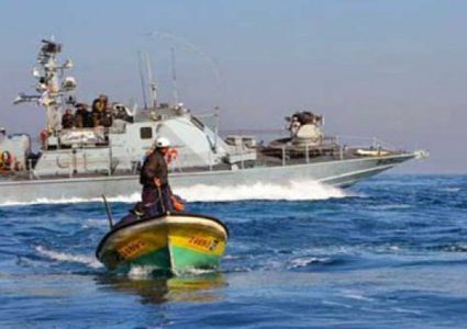 الاحتلال يعتقل صياديْن في بحر غزة ويصادر قاربهم