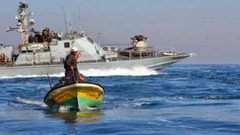 الاحتلال يعتقل صياديْن في بحر غزة ويصادر قاربهم