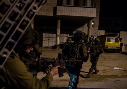 اعتقالات ومداهمات بالضفة