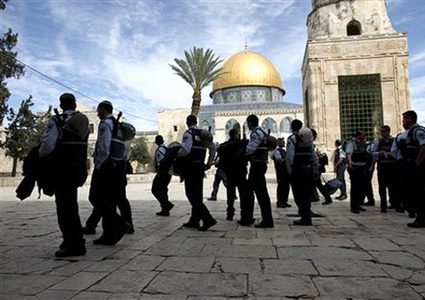حراس الأقصى يمنعون شرطة الاحتلال من اقتحام مصلى الرحمة بالأحذية