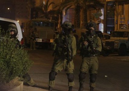 الاحتلال يعتقل طفلا مقدسيا من منزله