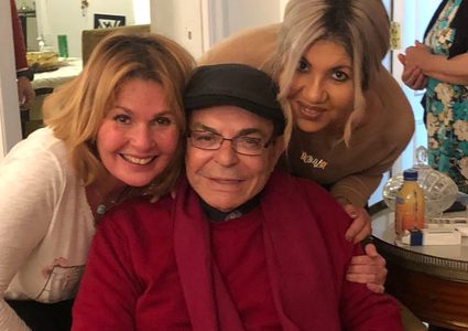 شاهد .."تورتة وشموع".. نجوم الفن يحتفلون بعيد ميلاد الفنانة يسرا