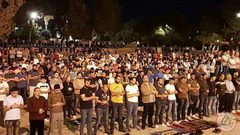 مبعدو المسجد الأقصى يؤدون صلاتي المغرب والعشاء في "باب الأسباط"