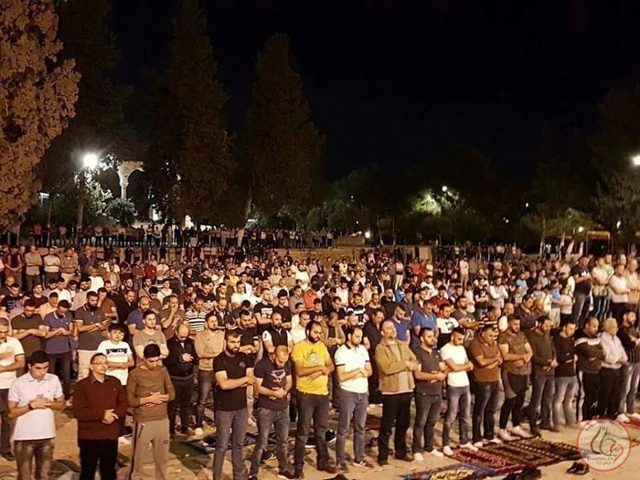 مبعدو المسجد الأقصى يؤدون صلاتي المغرب والعشاء في "باب الأسباط"