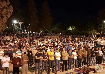 مبعدو المسجد الأقصى يؤدون صلاتي المغرب والعشاء في "باب الأسباط"