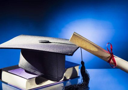 بمناسبة تخرجه.. وصلته التهنئة بعد 50 عام !