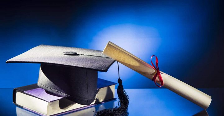 بمناسبة تخرجه.. وصلته التهنئة بعد 50 عام !