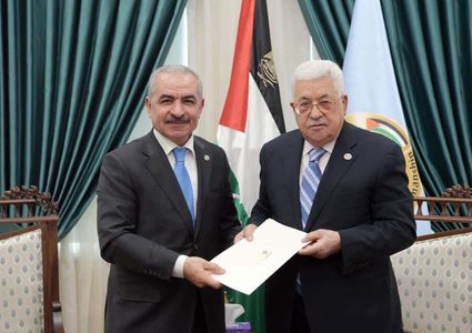 الرئيس عباس يكلف "اشتيه" بتشكيل حكومة جديدة خلفاً للحمدالله