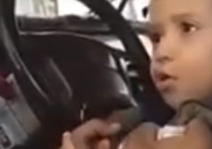 طفل يدخن ويهدد شابا بسلاح أبيض (فيديو)