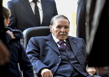 طائرة الرئيس الجزائري بوتفليقة تحط بمطار بوفاريك العسكري