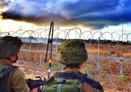 الاحتلال يعتقل شابين بزعم اجتياز السياج الحدودي