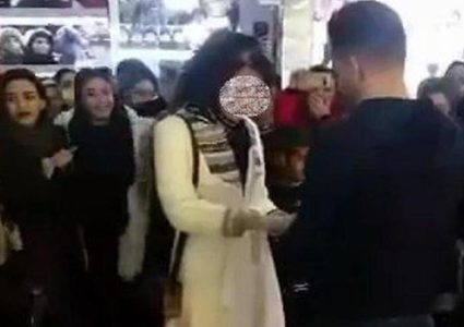 الشرطة الايرانية تقبض على شاب طلب يد فتاة في الشارع العام