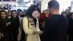 الشرطة الايرانية تقبض على شاب طلب يد فتاة في الشارع العام