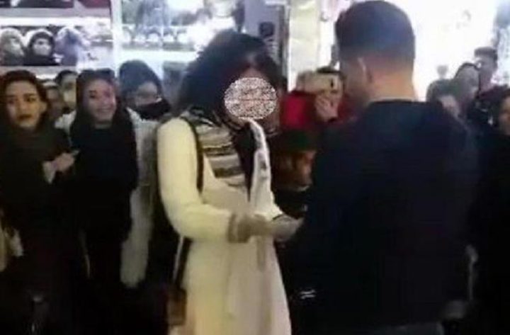 الشرطة الايرانية تقبض على شاب طلب يد فتاة في الشارع العام