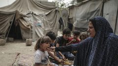 الأب يعرض ابنه للبيع من أجل حياة كريمة