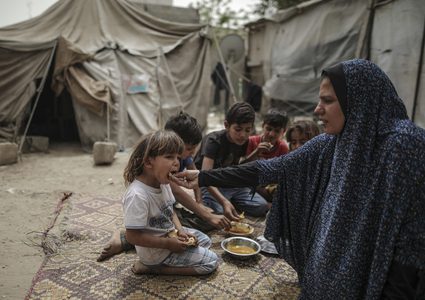 الأب يعرض ابنه للبيع من أجل حياة كريمة