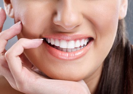 7 أشياء تدمر صحة أسنانك ابعد عنها