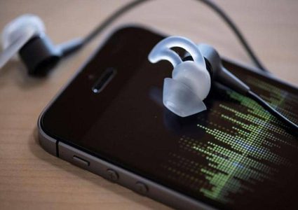 سماعات الأذن والنوم.. شاب يدفع ثمن "الخطأ المدمر" غاليا