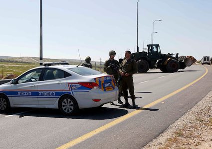 جنود إسرائيليون يقفون حراسة عند تجريف أرض في الخليل