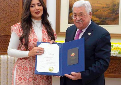 الرئيس عباس يكرم الأردنية هدى حمدان عن "خيانة وطن"