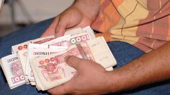 ضربة "تاريخية" للدينار الجزائري على وقع المظاهرات
