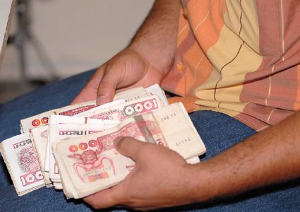 ضربة "تاريخية" للدينار الجزائري على وقع المظاهرات