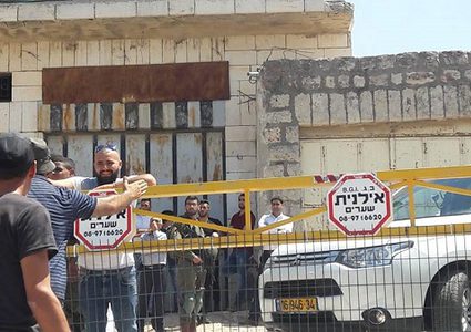 قوات الاحتلال تغلق حواجز تل الرميدة في الخليل