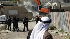 تسليم إخطارات هدم ووقف بناء منازل في قرية حارس غرب سلفيت