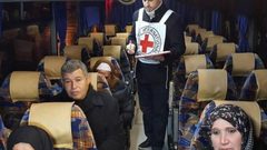 دفعة من أهالي الأسرى تتوجه لزيارة أبنائها بسجن "نفحة"