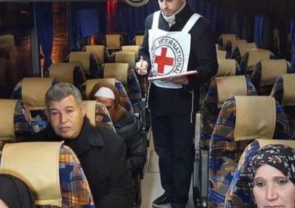 دفعة من أهالي الأسرى تتوجه لزيارة أبنائها بسجن "نفحة"