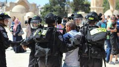 القدس: الاحتلال يعتقل موظف أوقاف ويفرج عن طفل بشرط الحبس المنزلي