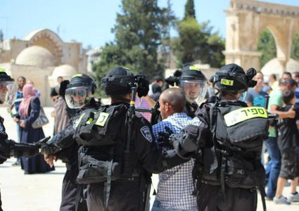 القدس: الاحتلال يعتقل موظف أوقاف ويفرج عن طفل بشرط الحبس المنزلي