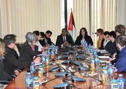 شامية يطلع وفدا استراليا من قادة الكنائس على آخر التطورات