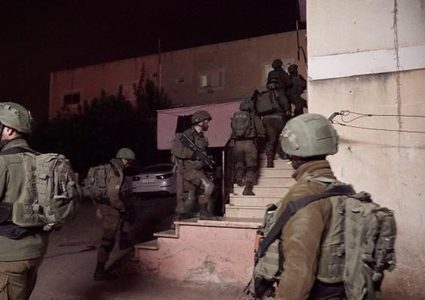 الاحتلال يعتقل 10 شبان من الضفة ويصادر أموالا