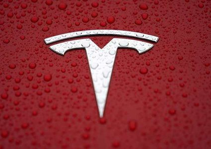 "تسلا" تطلق سيارة كهربائية جديدة