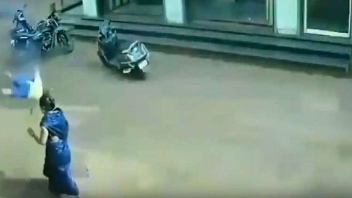 "خدع الموت".. طفل يسقط من الطابق الثالث على أسلاك كهرباء